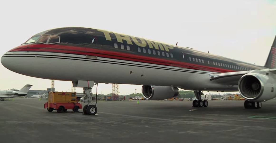  Chuyên cơ của ứng viên tổng thống Donald Trump là chiếc Boeing 757-2J4ER 20 tuổi được mua năm 2011 và được tân trang nội thất theo sở thích riêng.